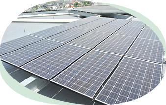 屋上の太陽光発電パネルからのクリーンエネルギーを使用